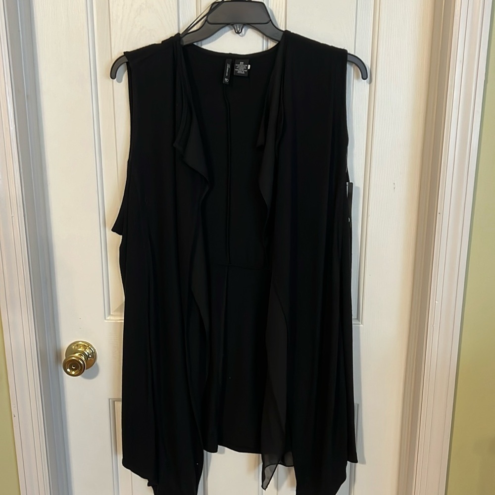 New Directions sleeveless cardigan. Size 3X. Preowned. Good condition.